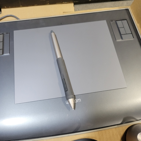 Wacom intuos3 9x12 Graphics Pen Tablet W/ Pen And Mouse - Picture 3 of 12